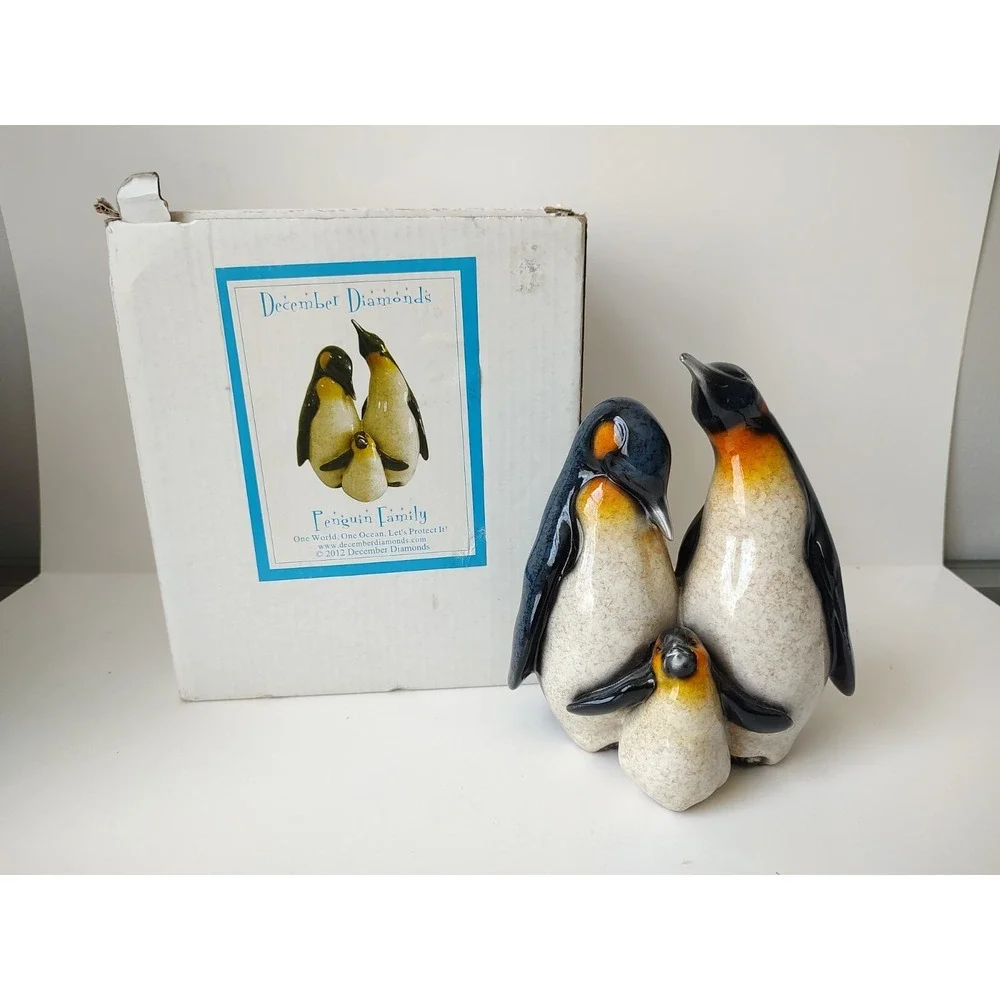 December Diamonds penguin family figurine w/ box 2012‎